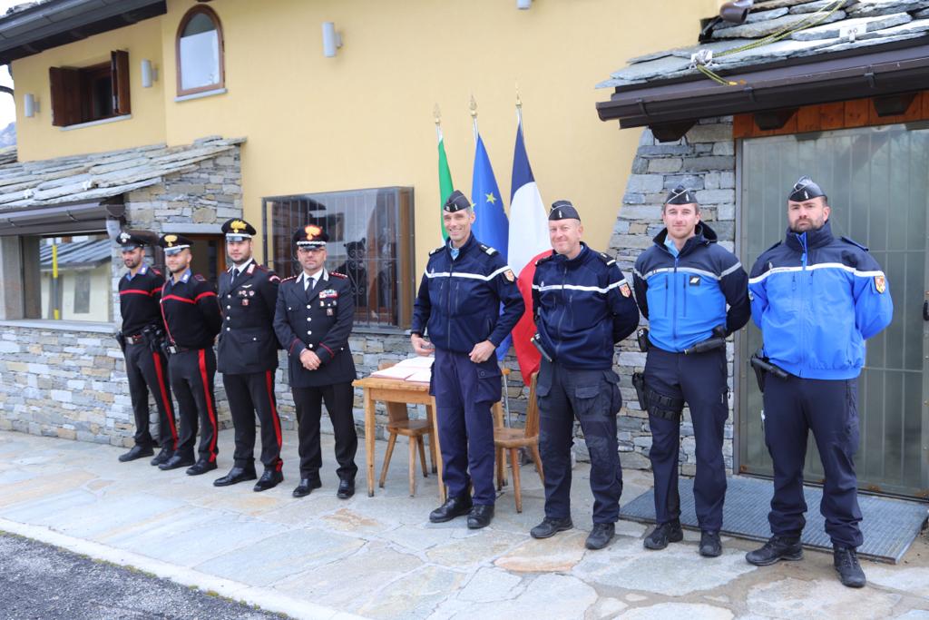 Carabinieri E Gendarmi Con Pattuglie Miste Sulle Strade Tra Italia E