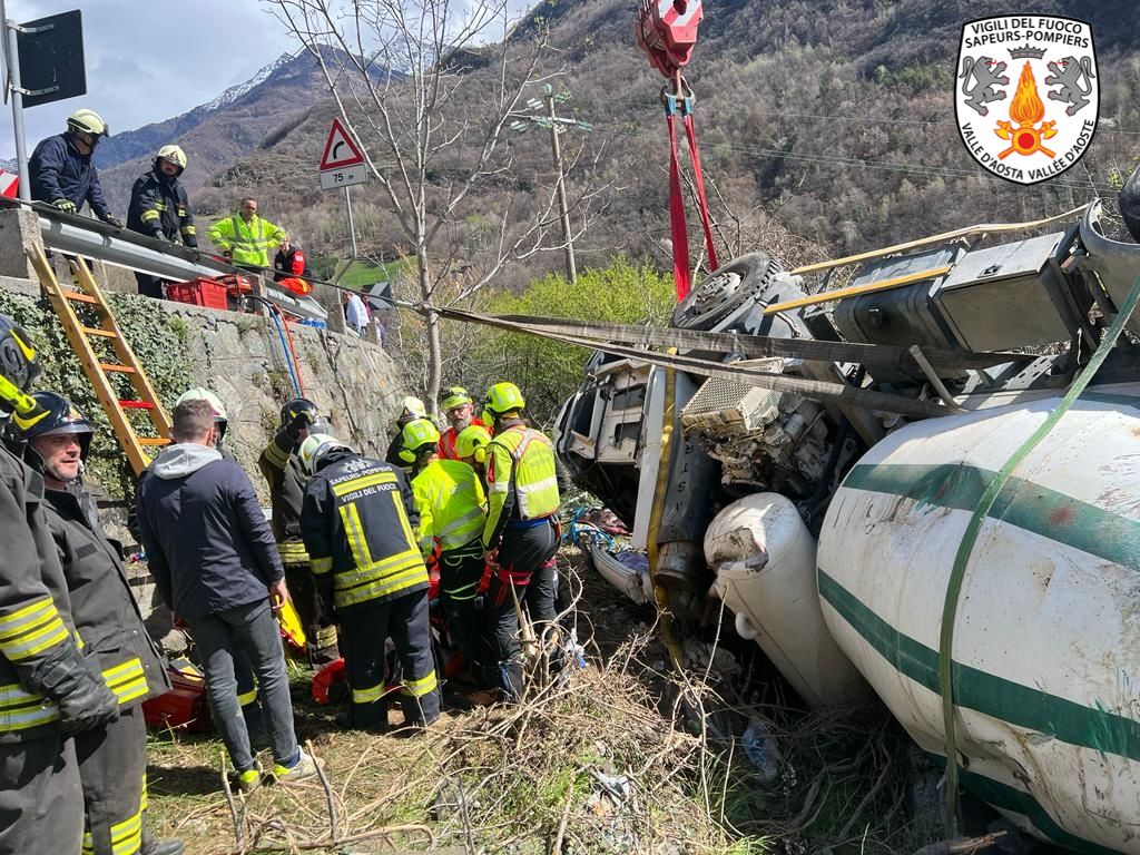 Incidente Stradale A Verres Autocarro Si Rovescia In Una Scarpata