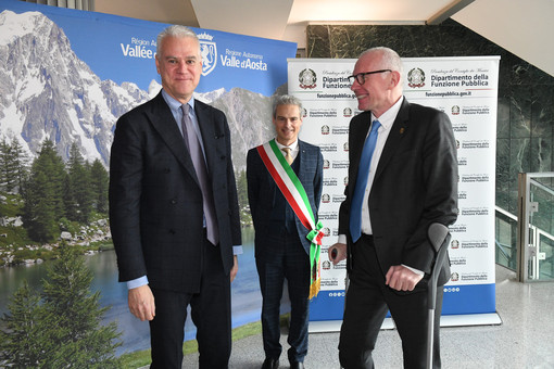 A sn il ministro Zangrillo in un recente incontro in Valle con Gianni Nuti, sindaco di Aosta, ed il Presidente della Regione, Renzo Testolin (ph Paolo Rey)