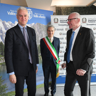 A sn il ministro Zangrillo in un recente incontro in Valle con Gianni Nuti, sindaco di Aosta, ed il Presidente della Regione, Renzo Testolin (ph Paolo Rey)