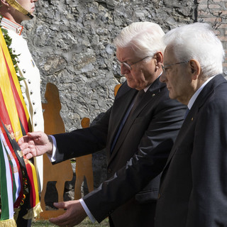 Il Presidente della Repubblica Sergio Mattarella con Frank-Walter Steinmeier, Presidente della Repubblica Federale di Germania, depongono una corona di alloro presso il cippo commemorativo intitolato a Don Giovanni Fornasini, in occasione delle celebrazioni per l’80° anniversario degli eccidi di Monte Sole