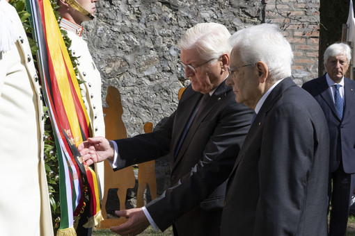 Il Presidente della Repubblica Sergio Mattarella con Frank-Walter Steinmeier, Presidente della Repubblica Federale di Germania, depongono una corona di alloro presso il cippo commemorativo intitolato a Don Giovanni Fornasini, in occasione delle celebrazioni per l’80° anniversario degli eccidi di Monte Sole