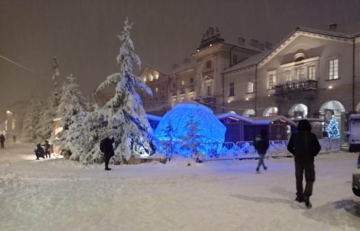 Aosta sotto la neve natalizia (ph. Renzo Pieropan)