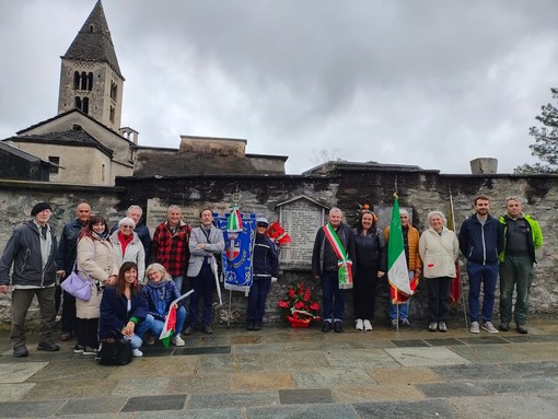 La cerimonia commemorativa ha previsto un saluto del Sindaco Bruno Jocallaz, l’esecuzione di canti e letture da parte di Maura Susanna e Nadia Savoini e il discorso conclusivo del Presidente dell'Anpi  Raimondo Donzel