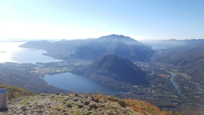 I laghi Maggiore ed Orta dalla vetta del Faiè (ph. Mauro Carlesso)