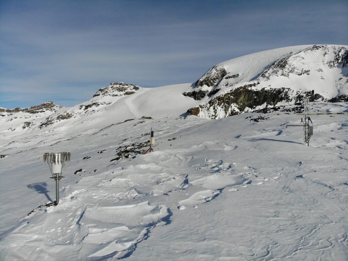 Stazione di monitoraggio del permafrost posizionata al Colle Superiore di Cime Bianche, nel comprensorio di Cervinia in Valle d’Aosta (ph. Arpa VdA)