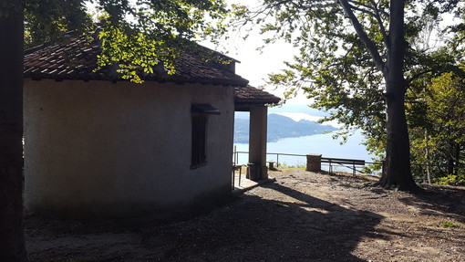 La chiesetta del Monte Croce e il lago Maggiore (ph. Mauro Carlesso)