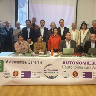 Al centro in piedi davanti a Joël Farcoz la presidente di Ale, Lorena López de Lacalle (Eusko Alkartasuna, Pays basque),