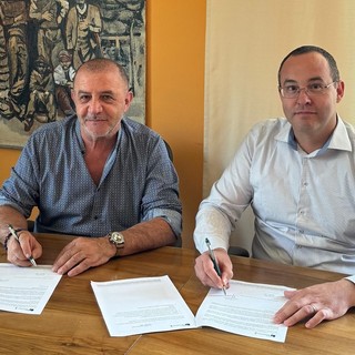 Claudio Latino (sn) e Davide Adolfo Ferrè firmano l'accordo