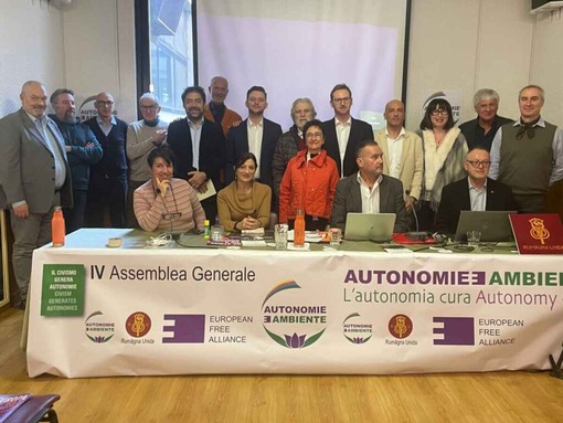 Al centro in piedi davanti a Joël Farcoz la presidente di Ale, Lorena López de Lacalle (Eusko Alkartasuna, Pays basque),