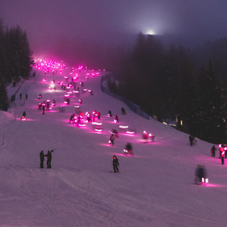 Fiaccolata solidale in rosa sulla neve a sostegno di Komen Italia