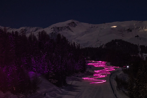 Pila: Fiaccolata solidale in rosa sulla neve a sostegno di Komen Italia