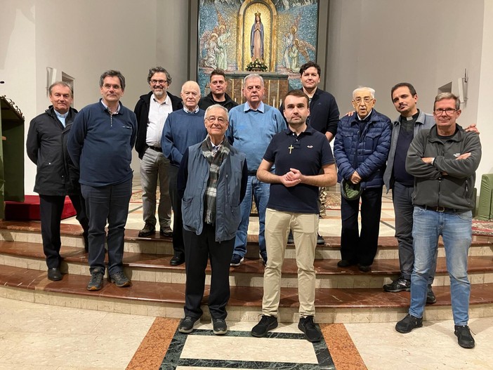 Al centro Padre Luigino che ha preceduto Padre Gregorio alla guida della Parrocchia, con i sacerdoti biellesi