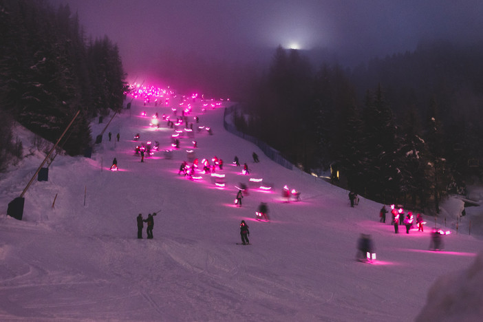 Fiaccolata solidale in rosa sulla neve a sostegno di Komen Italia