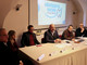 sinistra a destra del tavolo: Valter Madiai, Presidente regionale ANDI - Associazione Nazionale Dentisti Italiani;  Stefania Rovasio, Presidentessa sezione valdostana AIDI; Franz Stuffer, Vice Presidente Commissione Albo Odontoiatri della Valle d’Aosta; Carlo Marzi, Assessore alla Sanità, Salute e Politiche sociali; Patrik Vesan, Segretario generale Fondazione comunitaria Valle d’Aosta; Marco Sarboraria, Vice Presidente Comitato regionale Croce Rossa Italiana