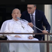 Papa Francesco si affaccia e ringrazia una signora con i fiori gialli