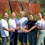 Da da sinistra: Angelo Sarica (Consulente aziendale), Nicola Rosset (Titolare), Matteo Moretto (Enologo), Carole Bich (Cantiniera), Martina Viérin (Commerciale)