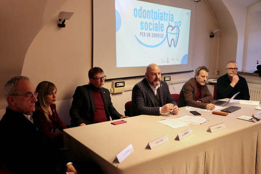 sinistra a destra del tavolo: Valter Madiai, Presidente regionale ANDI - Associazione Nazionale Dentisti Italiani;  Stefania Rovasio, Presidentessa sezione valdostana AIDI; Franz Stuffer, Vice Presidente Commissione Albo Odontoiatri della Valle d’Aosta; Carlo Marzi, Assessore alla Sanità, Salute e Politiche sociali; Patrik Vesan, Segretario generale Fondazione comunitaria Valle d’Aosta; Marco Sarboraria, Vice Presidente Comitato regionale Croce Rossa Italiana