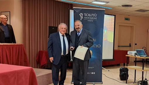 Francesco Ponzio (a ds) con il Presidente di Confcommercio VdA, Graziano Dominidiato, in occasione del diploma di Maestro del Lavoro. A sn. Giacomo Aloisi presidente di 50&amp;più