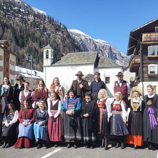 Foto di gruppo in costume Walser in occasione della presentazione della Carta dei Valori