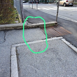 A PROPOSITO DI BARRIERE ARCHITETTONICHE VIA CHAMBERY ANGOLO VIA CHAVANNE. POCHI EURO E SI RISOLVEREBBE IL PROBLEMA IN UNA ZONA MOLTO FREQUENTATA DA CARROZZINE PER DISABILI E PASSEGGINI