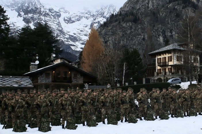 L’Esercito “Consegna il Cappello Alpino” ai giovani volontari in ferma iniziale delle Truppe Alpine