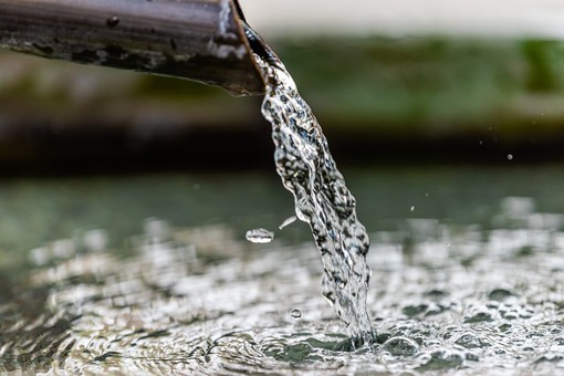 Nella Valle dell'Evançon l'acqua deve essere bollita. I residenti protestano, i gestori tacciono