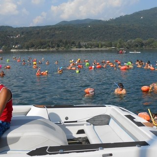 I partecipanti  a nuoto con il controllo dei battelli