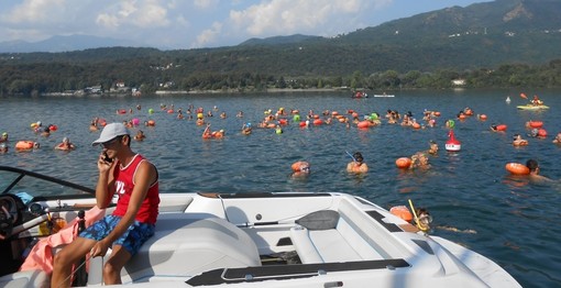 I partecipanti  a nuoto con il controllo dei battelli