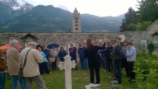 Nelle foto la ricercatrice Daniela Bernini ed il gruppo di visitatori e di alpini