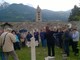 Nelle foto la ricercatrice Daniela Bernini ed il gruppo di visitatori e di alpini