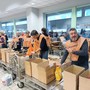 Momenti della raccolta. Gli Alpini delle foto erano impegnati anche all'ortufrutta Bisson di Gressan