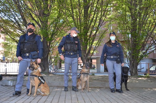 Studenti della 'E. Martinet' di Aosta a  lezioni dalla Squadra Cinofili della polizia