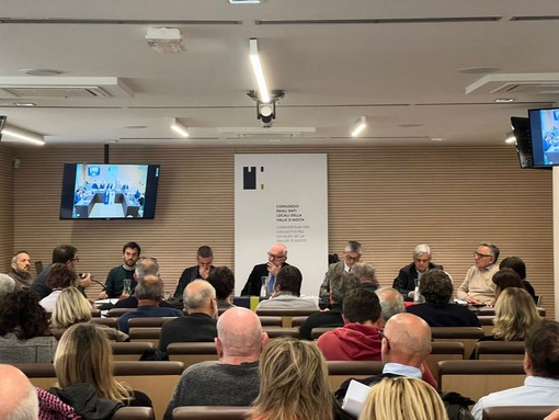 Da sn: Presidente del CELVA Alex Micheletto, Assessore Jean-Pierre Guichardaz, Assessore Marco Carrel, Assessore Davide Sapinet, Presidente RAVA Renzo Testolin, Assessore Luigi Bertschy, Assessore Luciano Caveri, Assessore Giulio Grosjacques