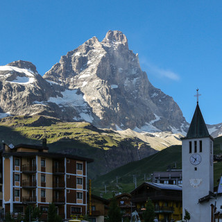 Breuil-Cervinia: La Regione dà il via libera al cambio di nome, tra polemiche e prospettive turistiche globali