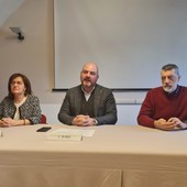 da sx la dott.ssa Cinzia Gianonatti, responsabile del Day Hospital Multidisciplinare e del progetto DAMA, l'Assessore Carlo Marzi, il dott. Paolo Serravalle, Direttore del Dipartimento materno infantile