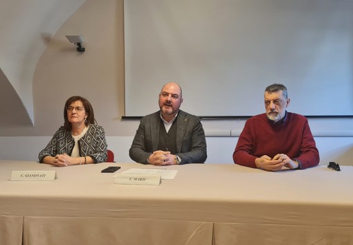 da sx la dott.ssa Cinzia Gianonatti, responsabile del Day Hospital Multidisciplinare e del progetto DAMA, l'Assessore Carlo Marzi, il dott. Paolo Serravalle, Direttore del Dipartimento materno infantile