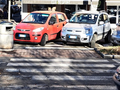 Strisce pedonali scambiate per parcheggi riservate imbecilli e incivili. I pedoni dove passano? E i disabili? I controllori dove sono?