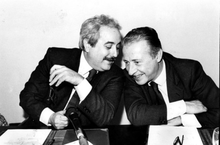 La riproduzione di una celebre immagine che ritrae Giovanni Falcone e Paolo Borsellino, magistrati simbolo della lotta alla mafia e vittime della criminalità organizzata