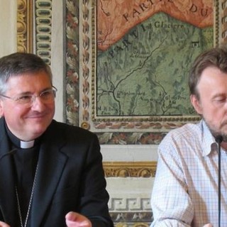 Nella foto di repertorio Mons. Lovignana e Fabrizio Favre in occasione di una conferenza stampa