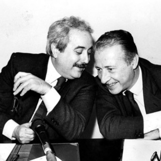 La riproduzione di una celebre immagine che ritrae Giovanni Falcone e Paolo Borsellino, magistrati simbolo della lotta alla mafia e vittime della criminalità organizzata