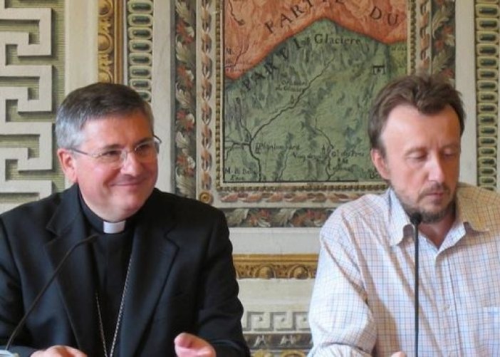 Nella foto di repertorio Mons. Lovignana e Fabrizio Favre in occasione di una conferenza stampa