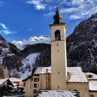 Fuga d'azione a Gressoney: con il furgone rubato finisce nel torrente, ladro ruba un'auto e scompare