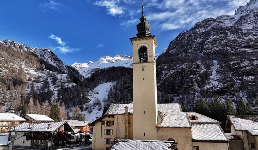 Fuga d'azione a Gressoney: con il furgone rubato finisce nel torrente, ladro ruba un'auto e scompare