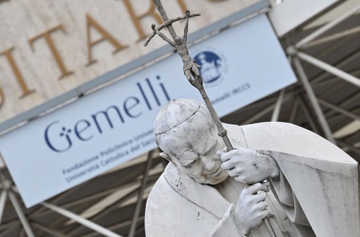 Il Papa al Gemelli, situazione stabile e recupero lento