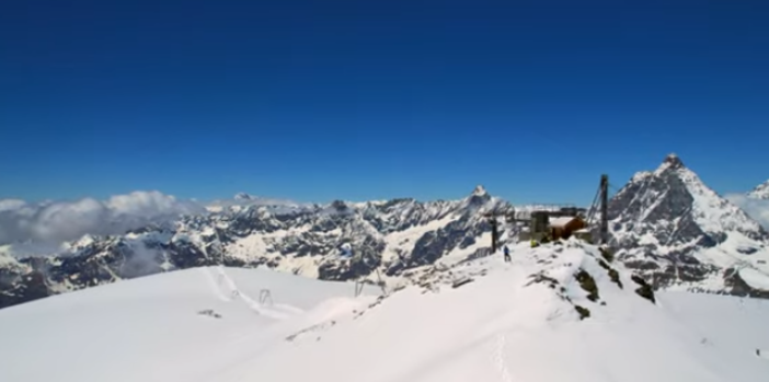 Per il gran caldo il ghiacciaio del Cervino sfonda confine italo-svizzero