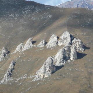 Le singolari conformazioni rocciose calcaree, veri e propri denti di roccia