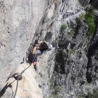 Passo di forza su notevole strapiombo (foto Lodovico Marchisio)