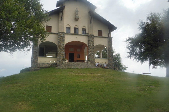 Il Santuario di San Bernardo sulla vetta del Monte Rubello (ph. L.Marchisio)