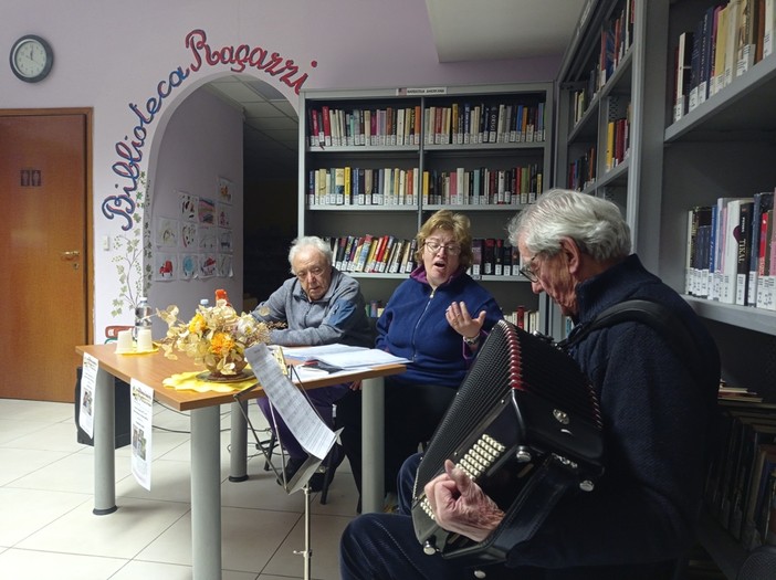 Roberta Maffiodo mentre canta con l'accompagnamento del fisarmonicista Lorenzo Belletti